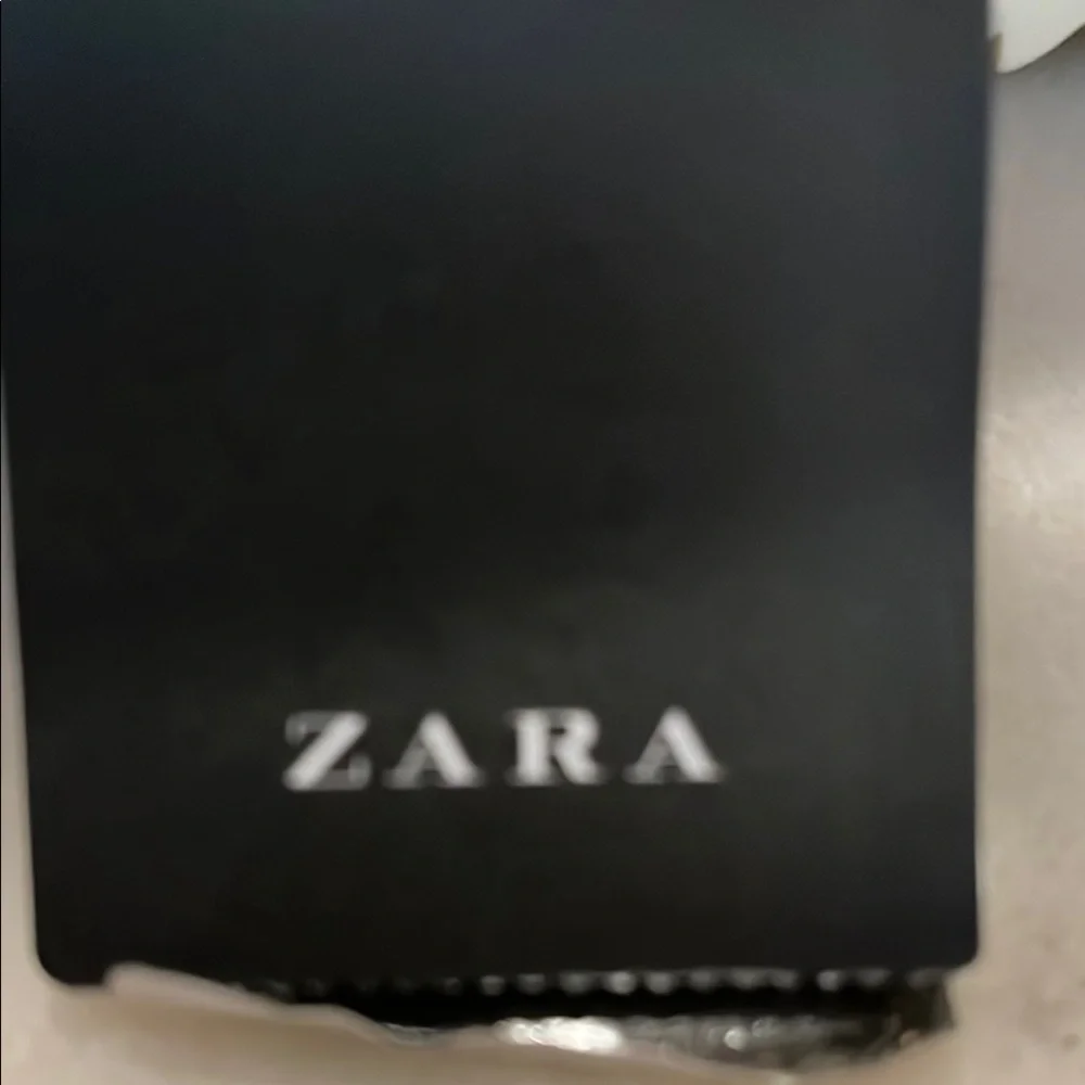 Zara Gold Sandals with Crisscross Straps and Buckle Closure - Picture 2 of 8